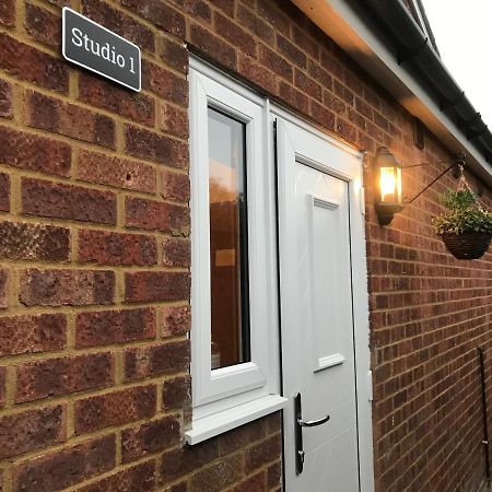 Studio-1-Staines/Heathrow/London-Own Entrance Exteriér fotografie